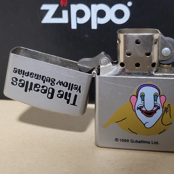 Zippo Beatles Yellow Submarine Lighter - Picture 2 of 4